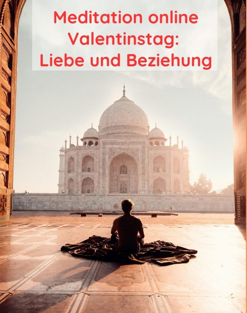 Mensch der Meditiert vor dem Tempel